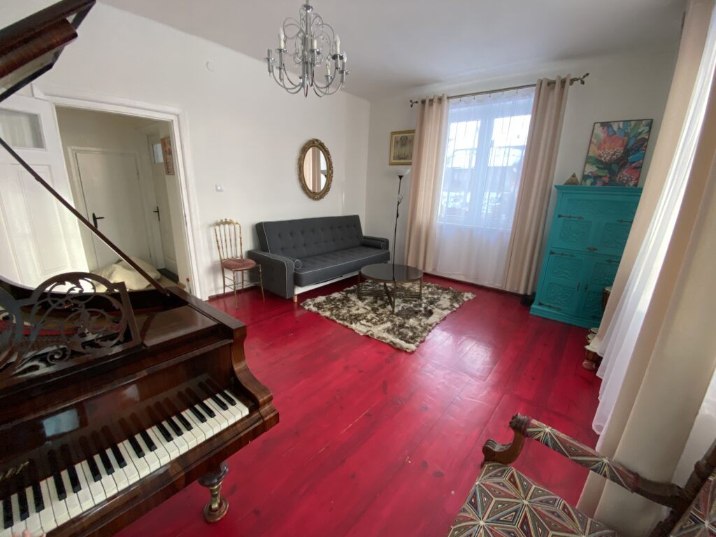 pokój z fortepianem w Królewskiej Sielance